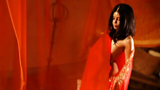 Seorang penari sensual dimanjakan dengan urutan minyak panas dalam video yang diilhamkan oleh Bollywood yang panas.