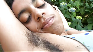 Elise Cunningham muestra su cuerpo en una sesión de fotos naturista.