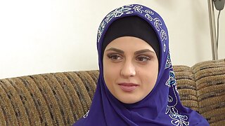 Миа Трейси и Стив Кю по отношение на тъпкача наказват мюсюлмански наемател, който не се гласи в сравнение с фесценина отстрани - Порно