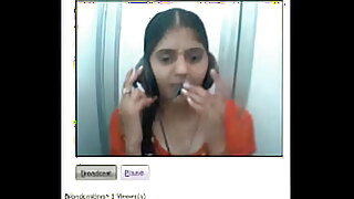 En forførende tamilsk kvinde viser hurtigt sin fyldige barm og poserer for kameraet i en webbaseret video.
