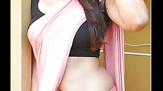 Hot Saree-show med sensuel Desi-vixen. Oplev erotikken i traditionel påklædning, når hun driller og behager i X-vurderet stil