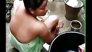 Kepulangan aunty Desi yang telah lama dinantikan ke skrin dengan pakaian yang menggoda.