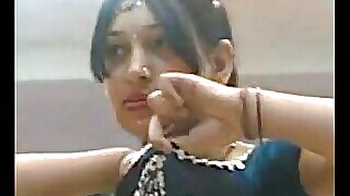 Μια νεαρή και απαγορευμένη χορεύτρια από τη Βομβάη επιστρέφει σε ένα δελεαστικό βίντεο με αισθησιακό χορό και γυμνές στάσεις.