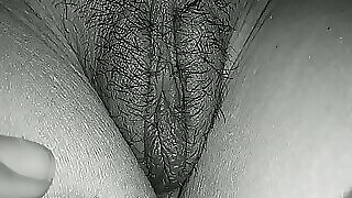 Desi žena se zaplete v BDSM trojček z dvema mišičastima moškima.
