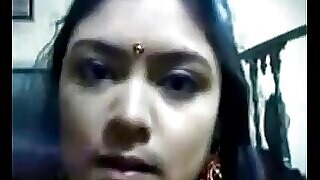 Desi Bhabhi Berpayudara Besar dalam Video Solo Panas di DesiHotPic.com