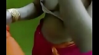 Indiase tiener Bhabhi pronkt met haar parmantige borsten in deze hete video. Kijk hoe ze er verleidelijk mee speelt en weinig aan de verbeelding overlaat.